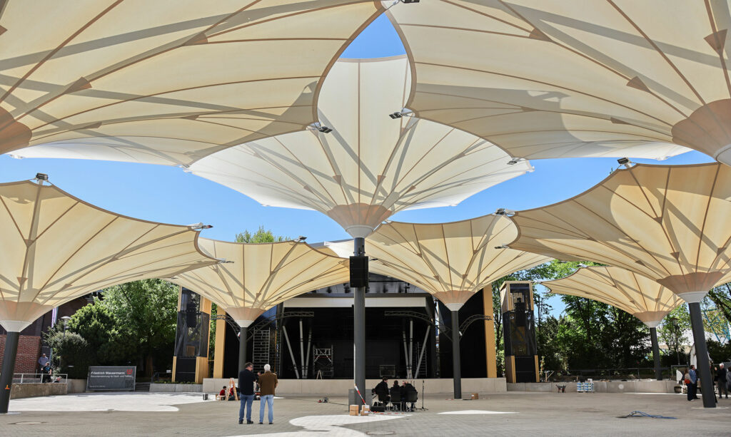 Tanzbrunnen Köln, Open-Air-Gelände mit neuen Schirmen und neuer Bühne